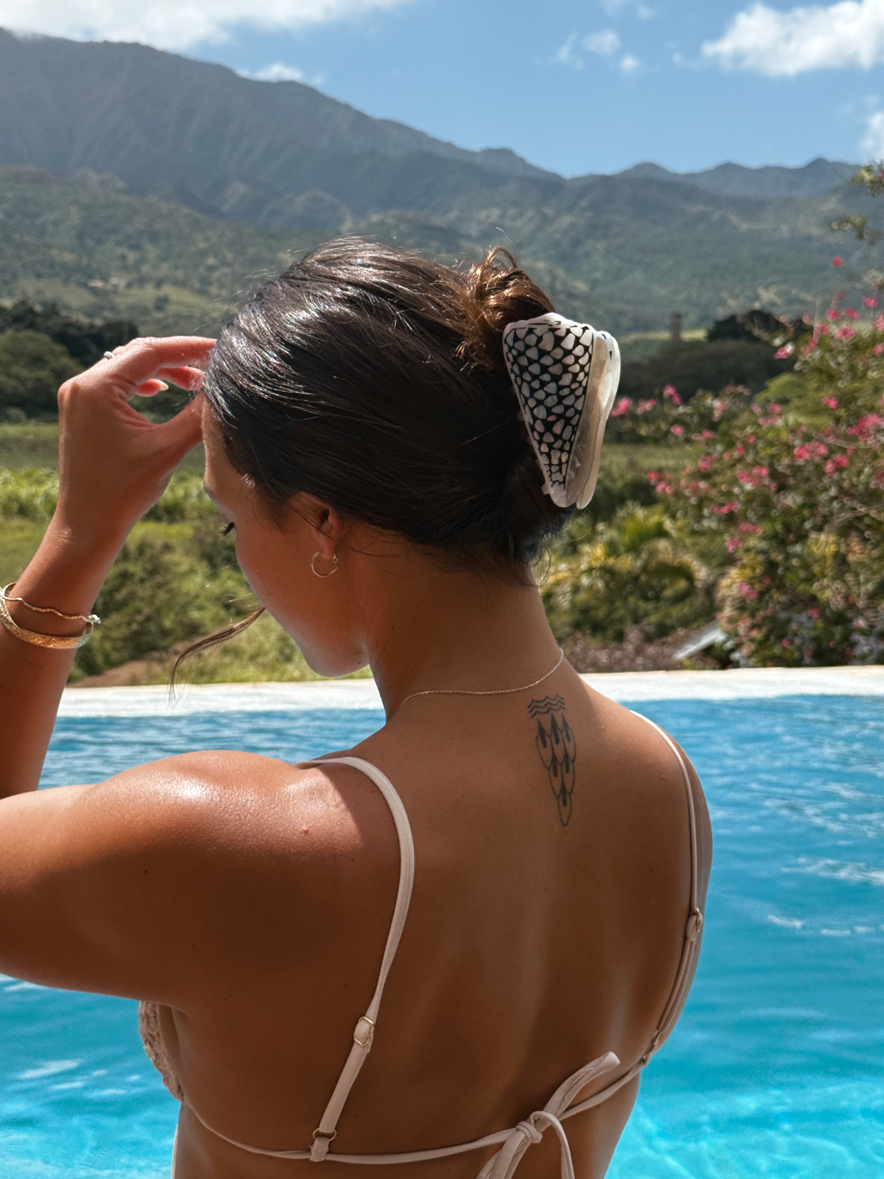 marble black cone shell hair claw