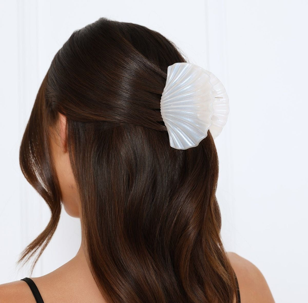 jumbo pearly shell hair clip