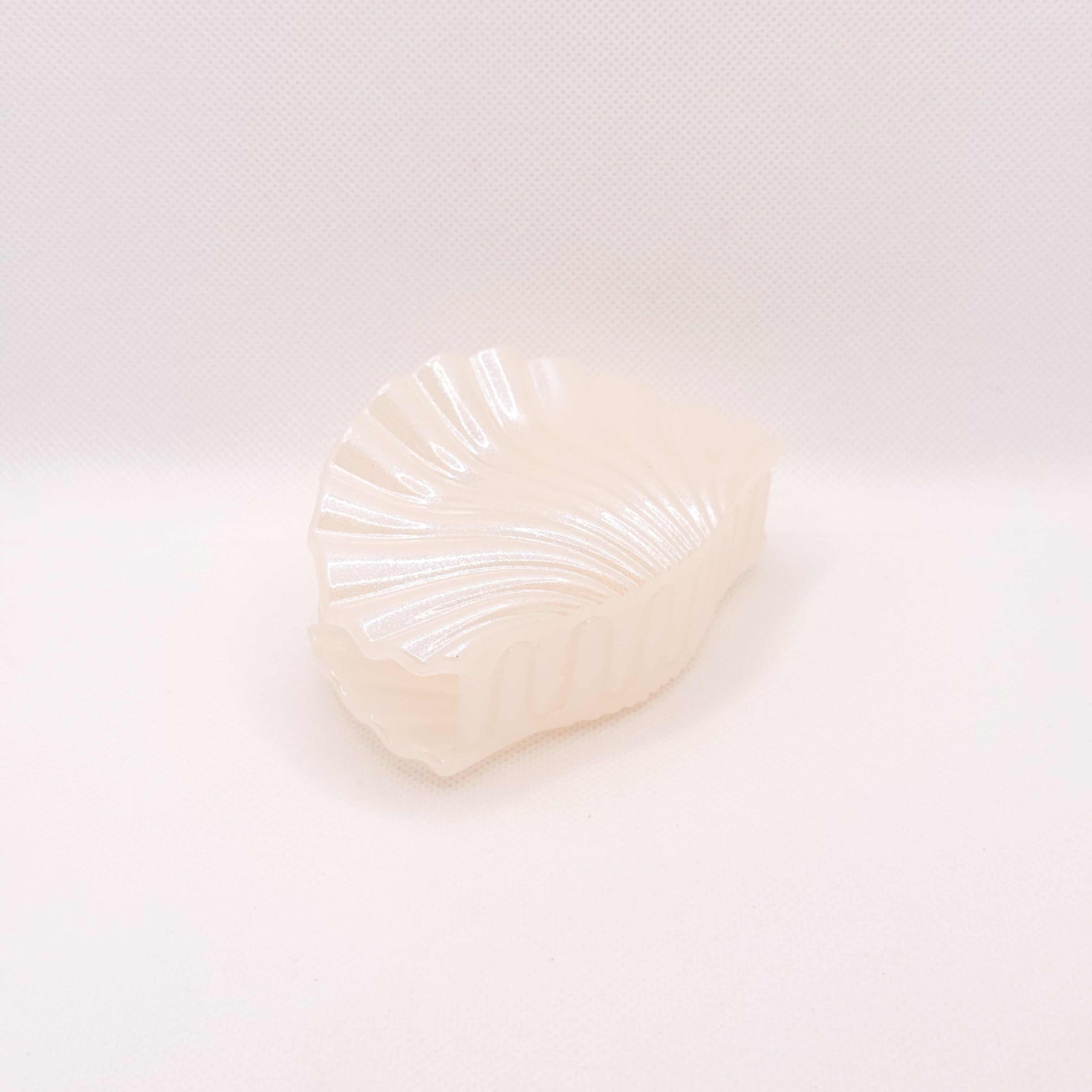 jumbo pearly shell hair clip
