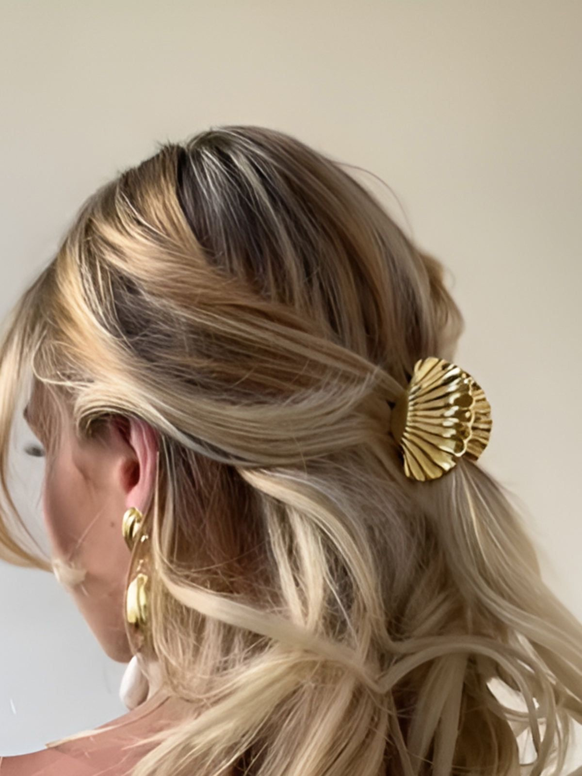 mini gold shell hair clip