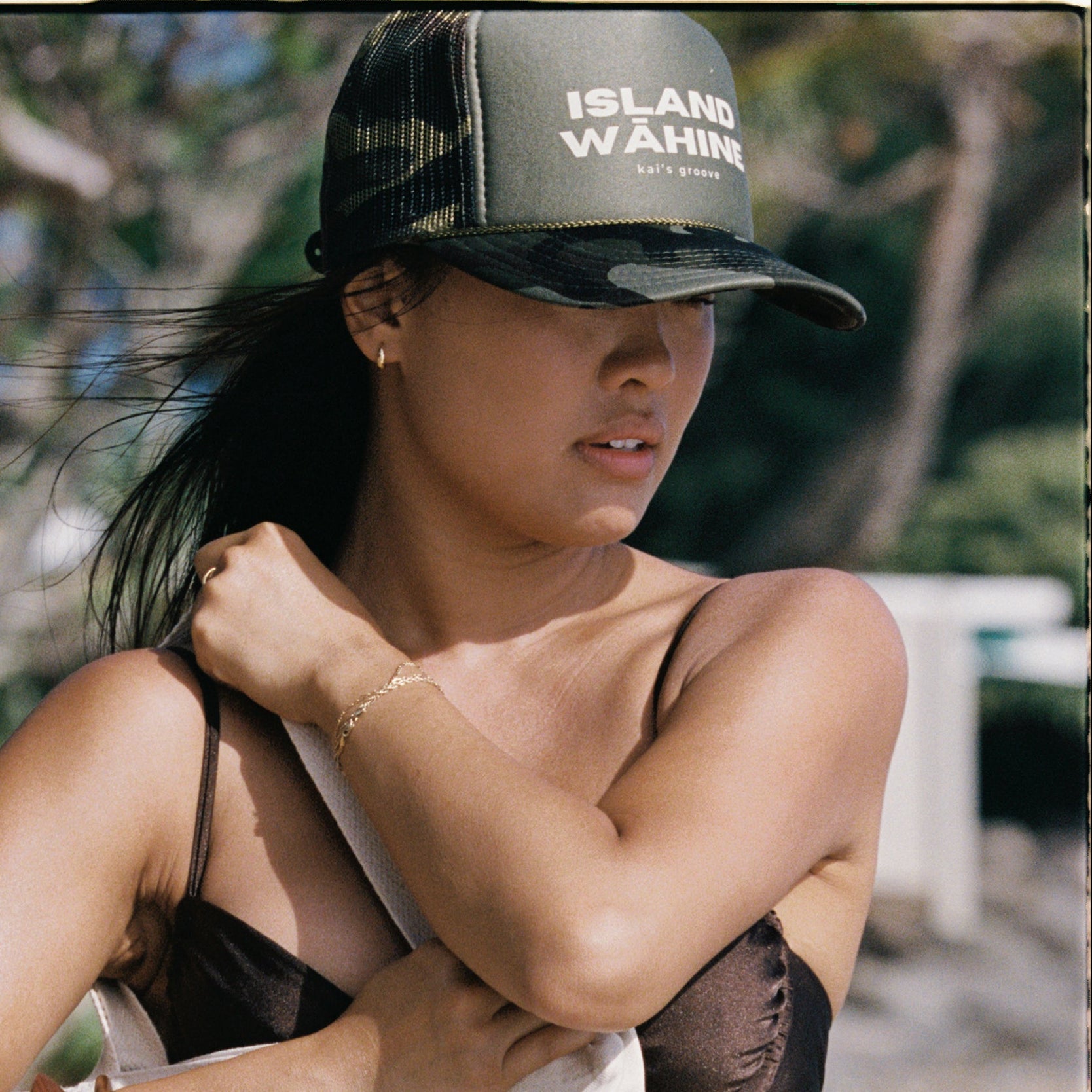 ISLAND WĀHINE green/camo trucker hat
