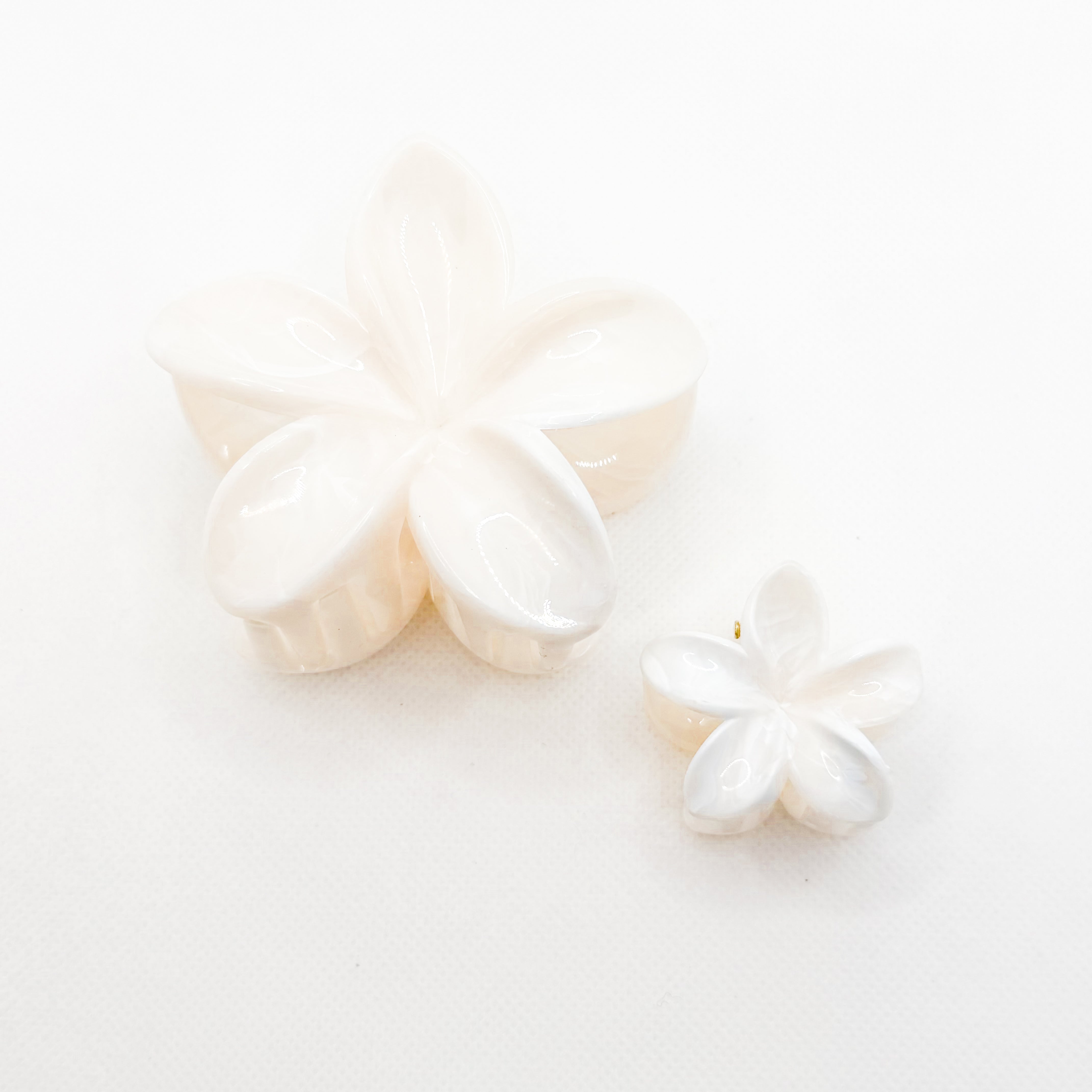midi white plumeria hair clip
