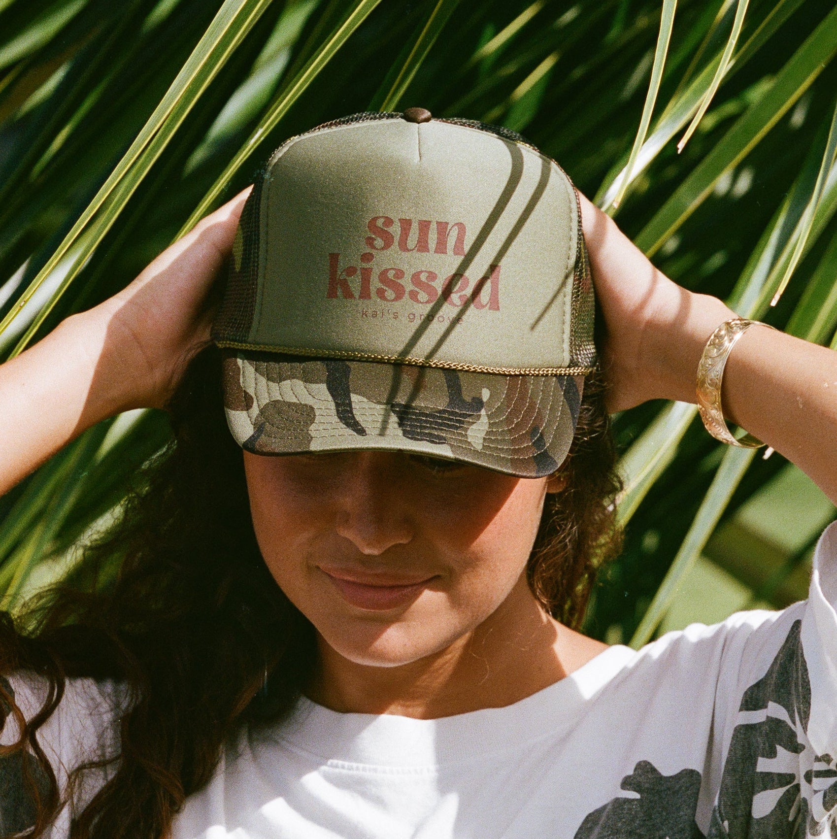 SUN KISSED dark green/camo trucker hat