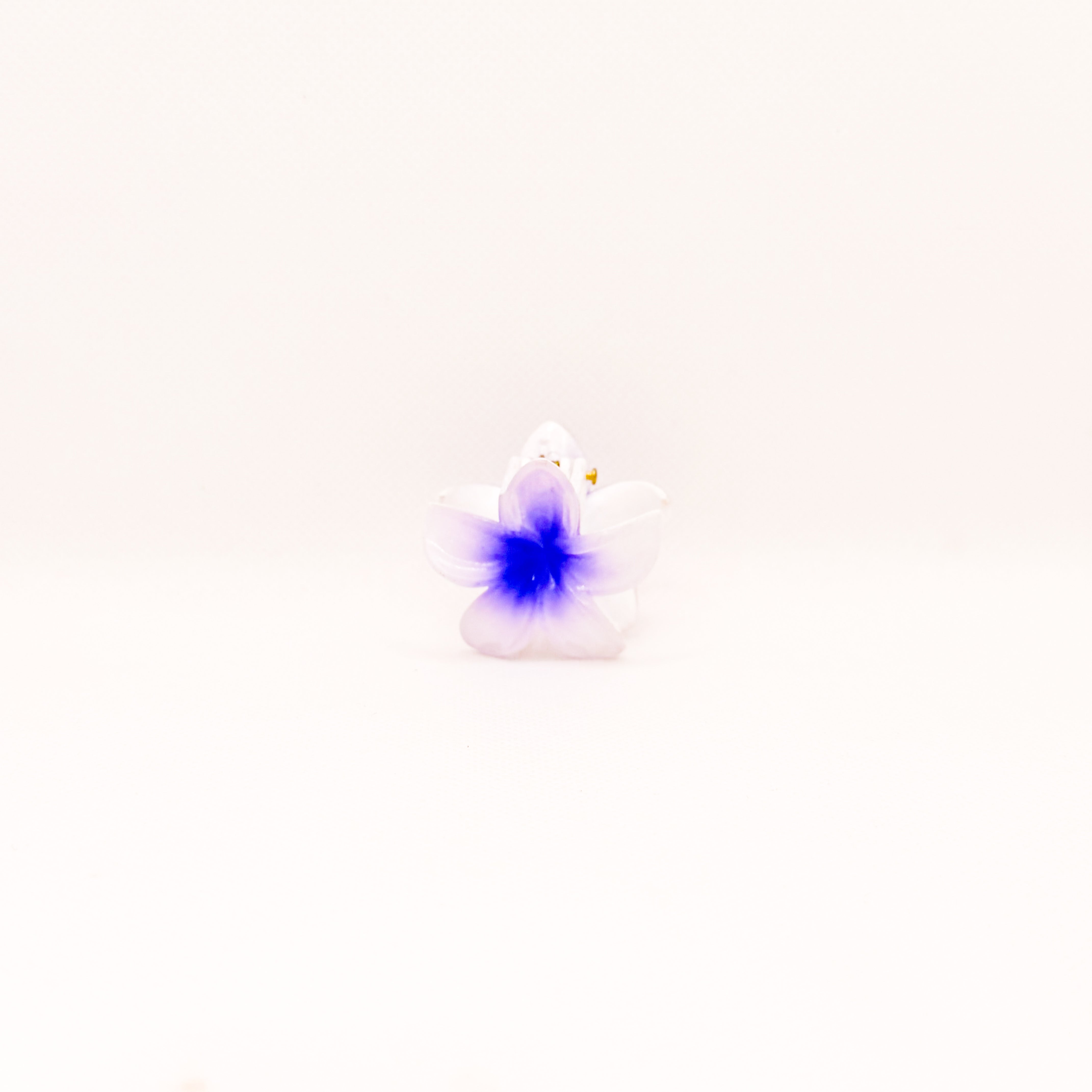 midi white & purple plumeria hair clip