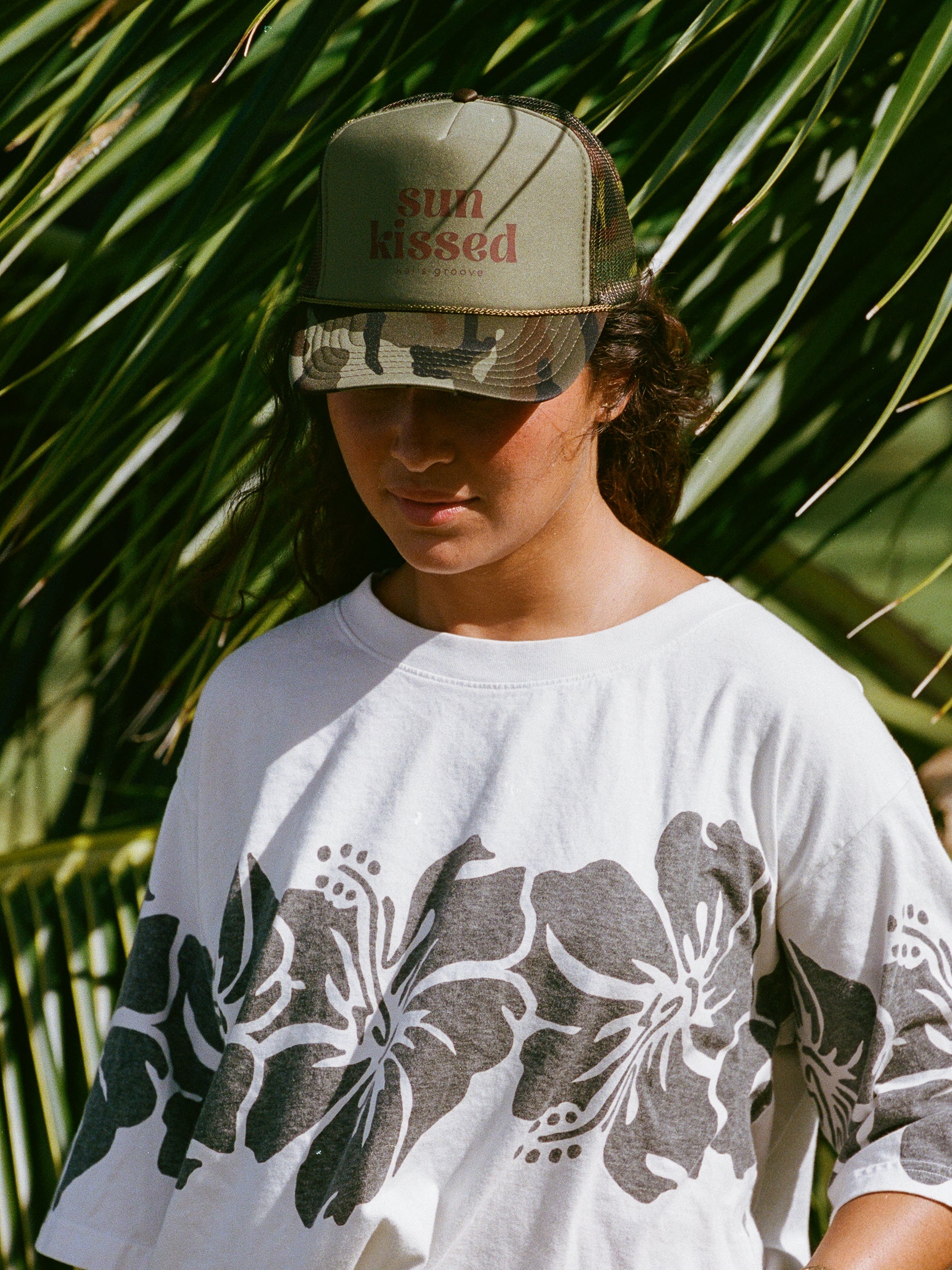SUN KISSED dark green/camo trucker hat