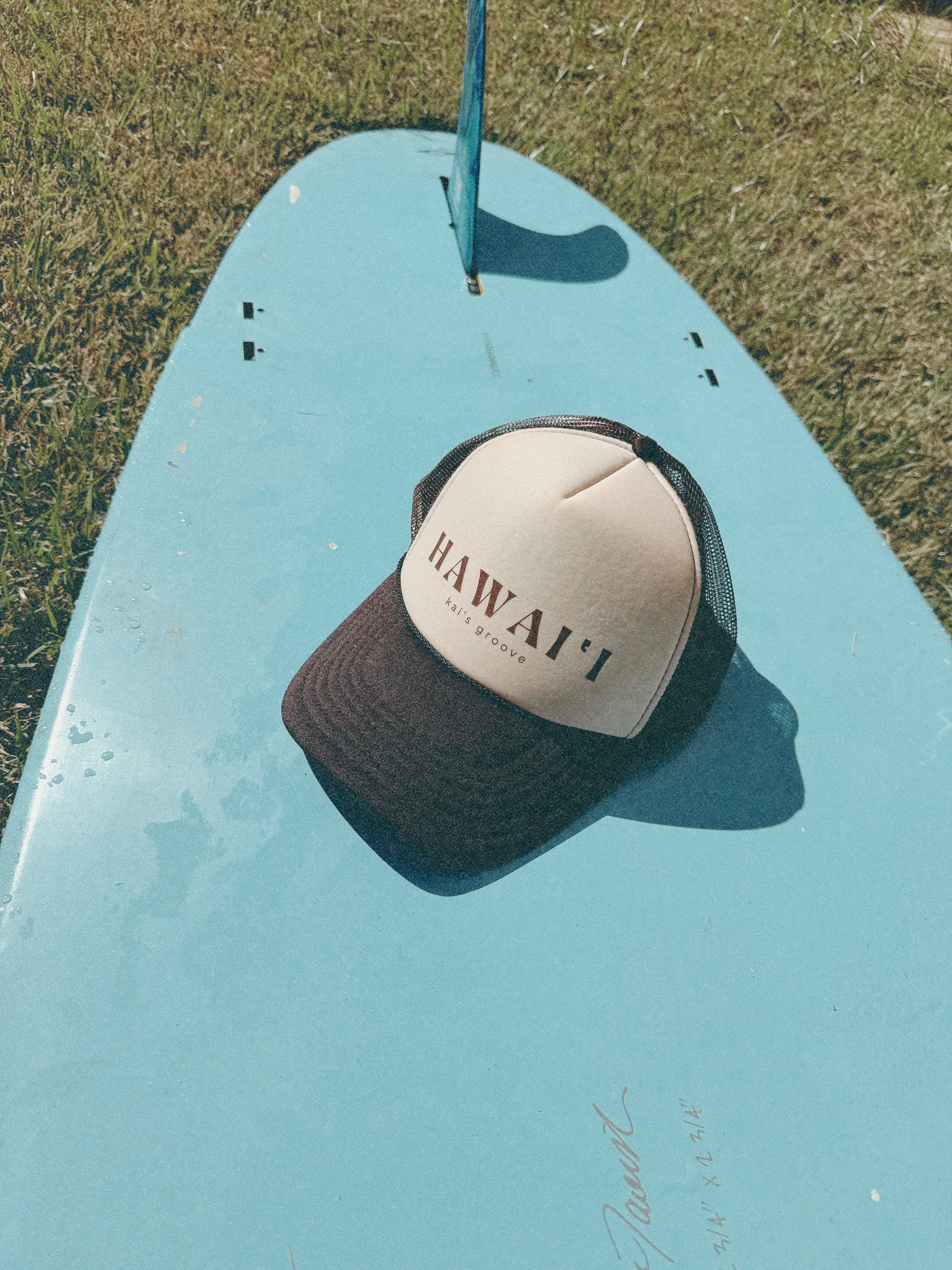 HAWAI’I khaki/brown trucker hat