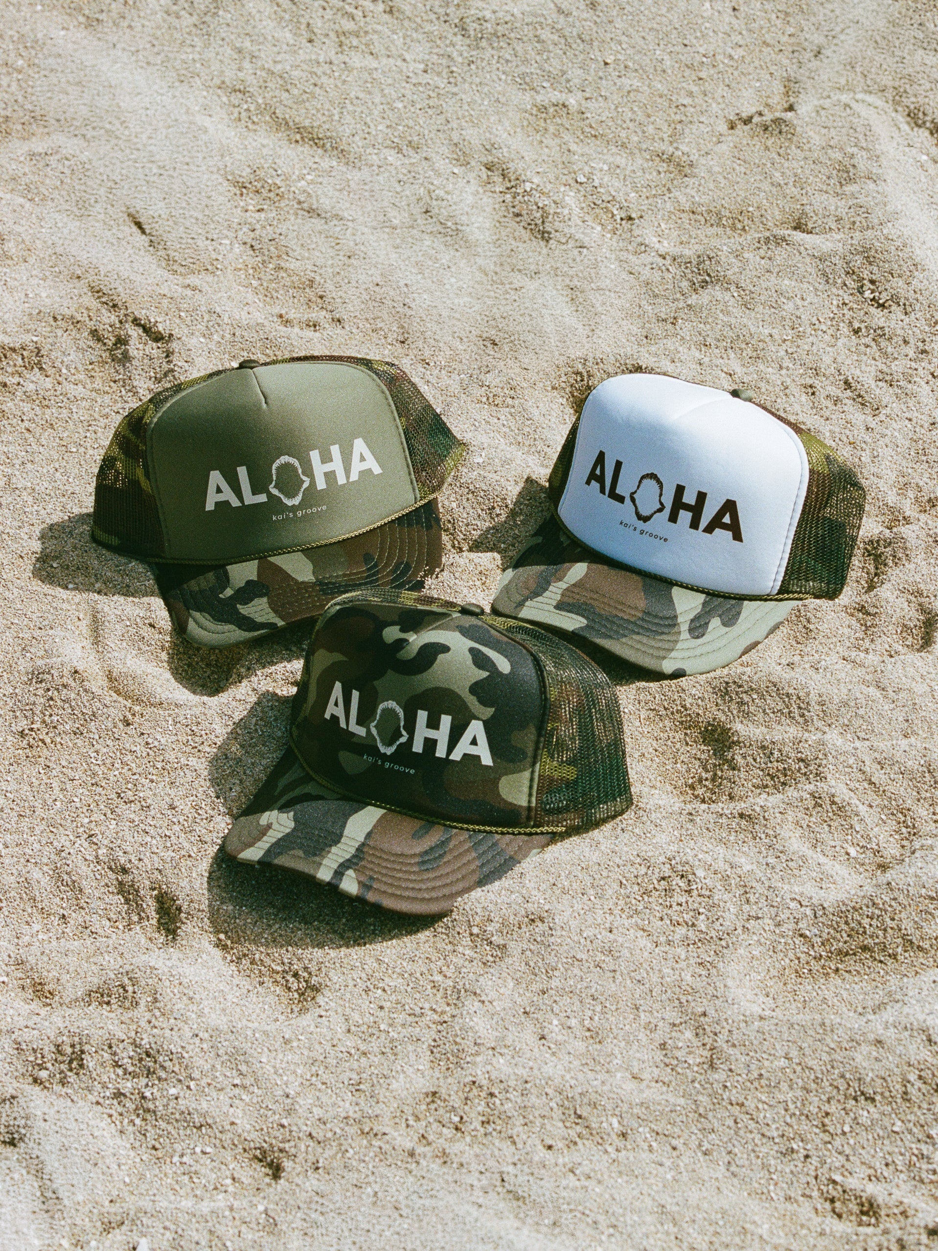 ALOHA jaws white/camo trucker hat