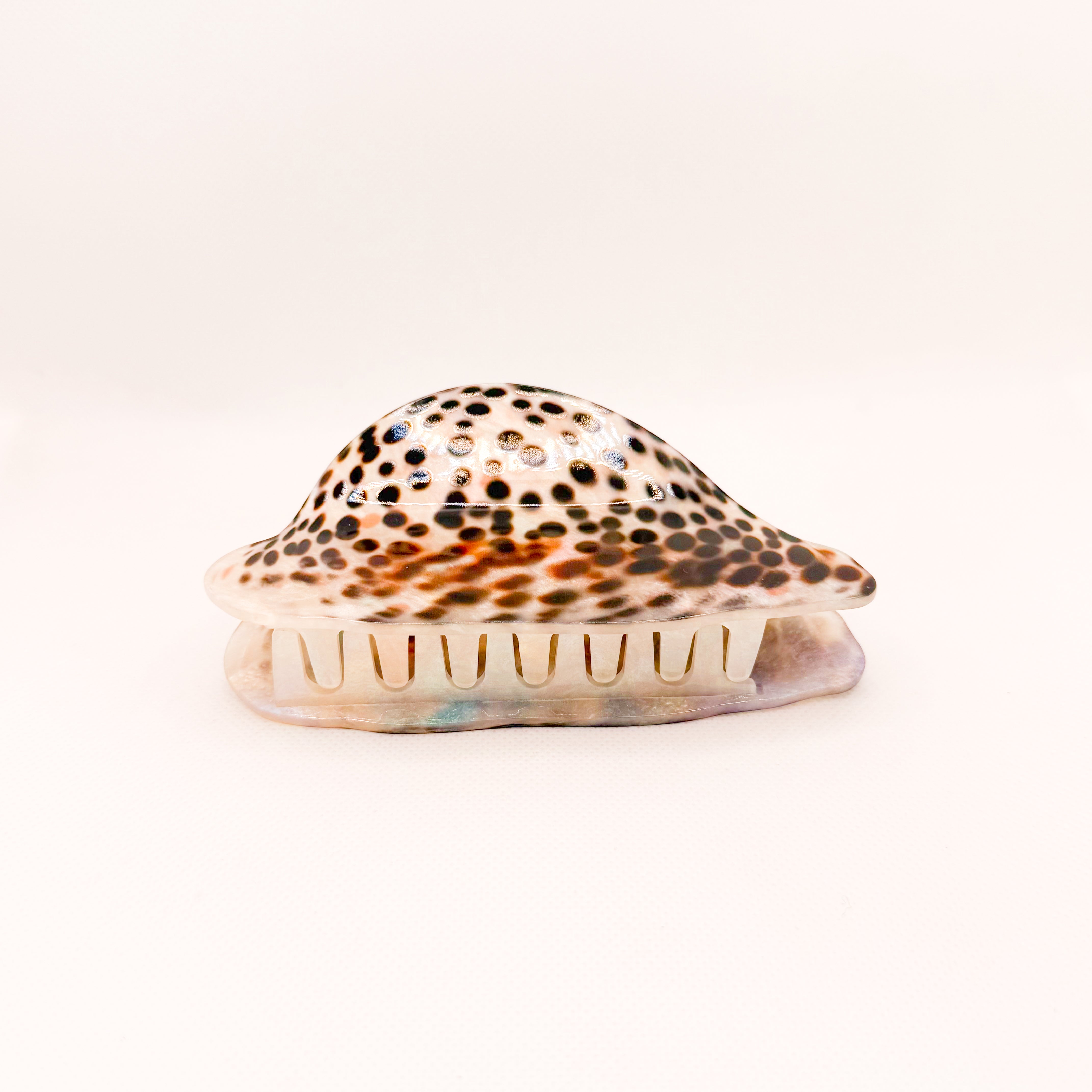 large “leho” cowry shell hair claw